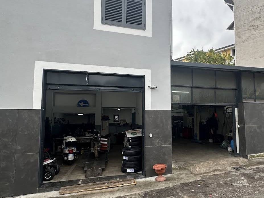 La sede De Martino Raffaele in Via Montecasino 147 a Salerno: a sinistra l'officina moto, a destra l'officina auto